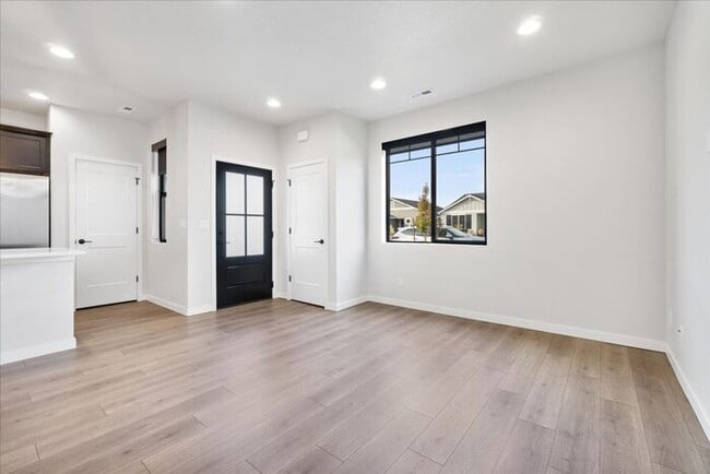 Building Photo - Single-Level Serenity: Your 3 Bedroom, 2 Bath Dream Home Awaits