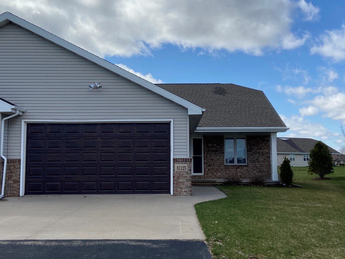 N1125 Craftsmen Ct, Greenville, WI 54942 Townhome Rentals in