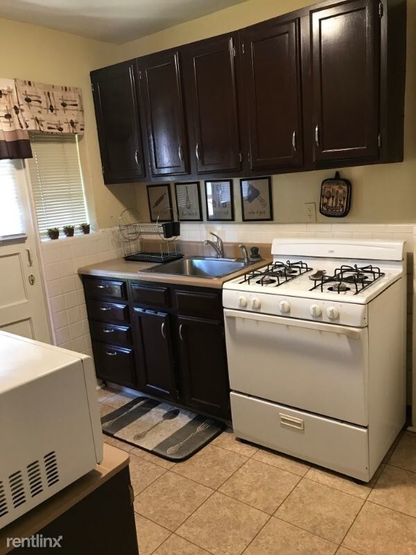 Building Photo - 2 br, 1 bath Townhome - 3920 Berger Ave