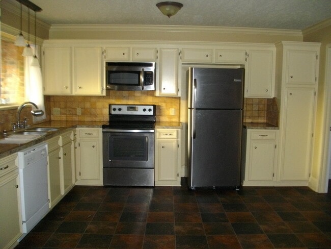 Building Photo - Large Townhouse One Block off Youree Drive and Southfield Road