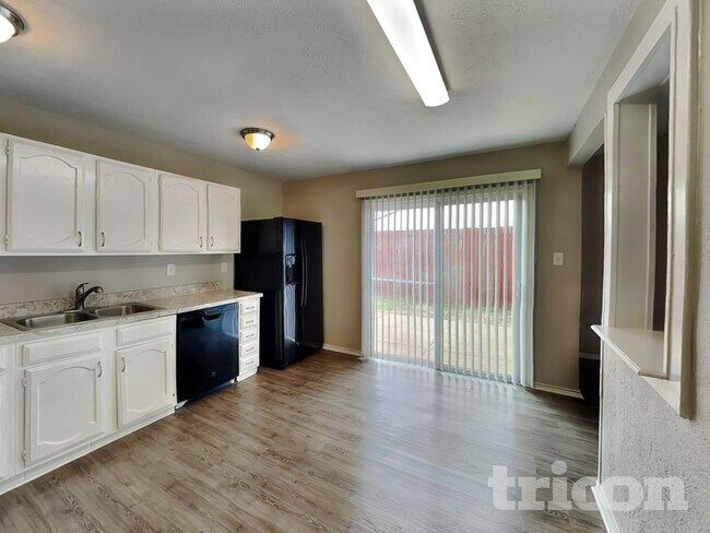 Foto del edificio - 7541 Christie Ln