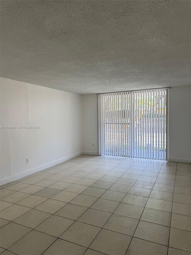 Foto del edificio - 482 NW 165th St