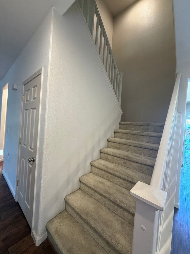 Building Photo - Nice Home with great floorplan