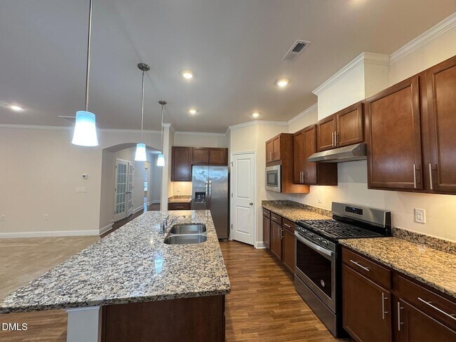 Foto del edificio - 2323 Bethpage Dr