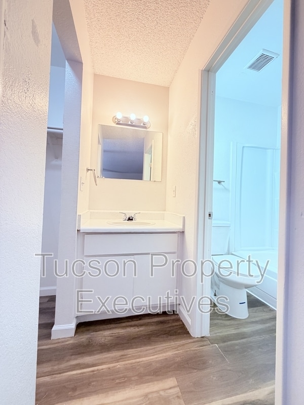 Building Photo - 3810 E Monte Vista Dr