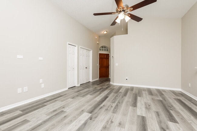 Building Photo - 1533 Oakwood Ct