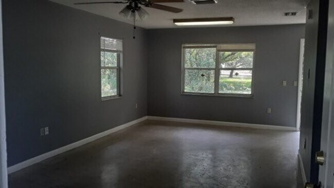 Building Photo - Three Bedroom One Bath Home