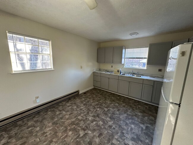 Building Photo - Split Foyer home off Old Forest Road