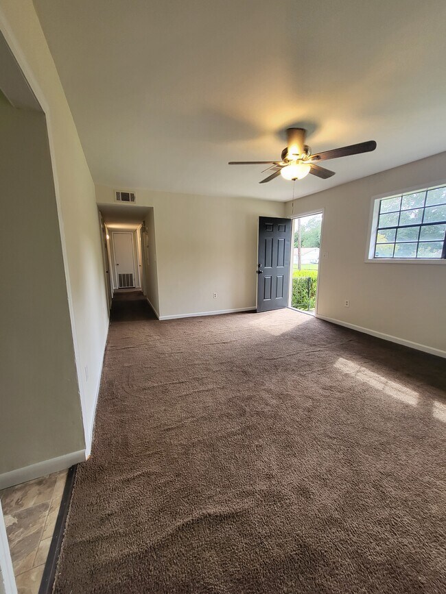 Building Photo - 202 Tumbleweed Cir