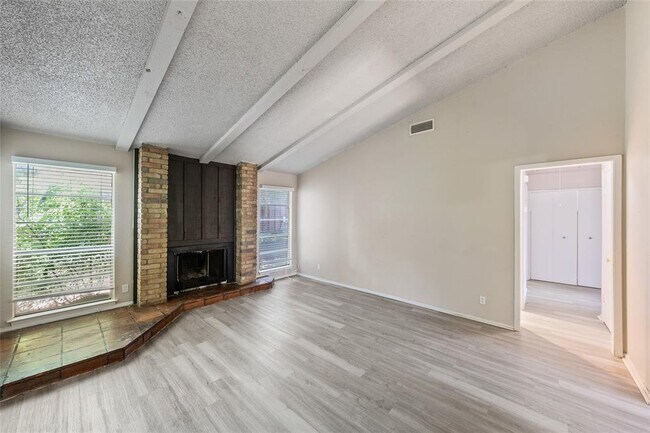 Foto del edificio - 1111 W Rundberg Ln