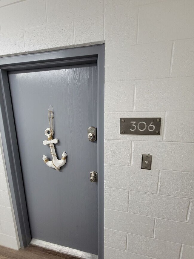 Building Photo - Studio Apartment With Granite Countertops