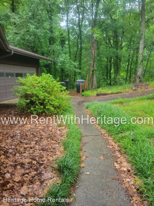 Building Photo - 5 br, 2.5 bath House - 1050 Flamingo Dr.