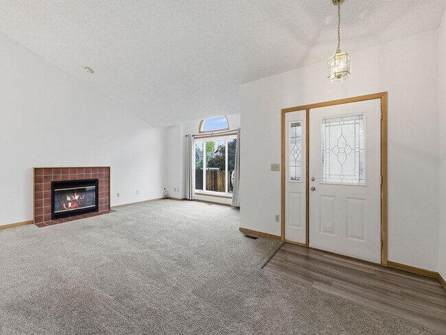 Foto del edificio - Bright & Spacious 3 Bed Home with Vaulted Ceilings & Fenced Yard AVAILABLE NOW!