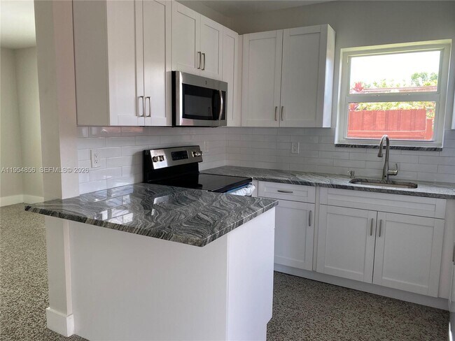 Building Photo - 9435 SW 39th St