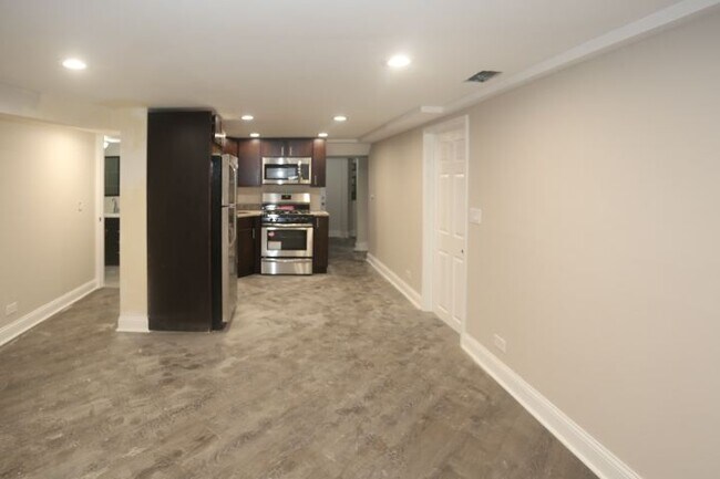 Building Photo - Appealing 1 Bedroom, 1 Bath in Lakeview (R...