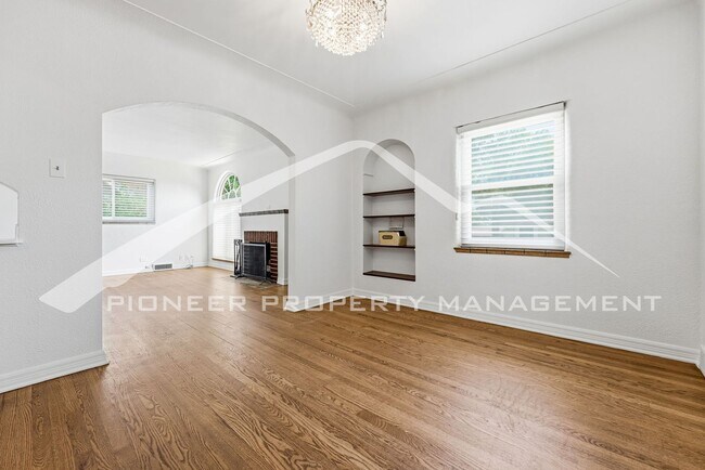 Building Photo - Stunning Home with Central AC and Fenced Yard