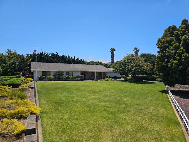 Building Photo - 4 Bedroom Home on Over 1 Acre in Los Osos!