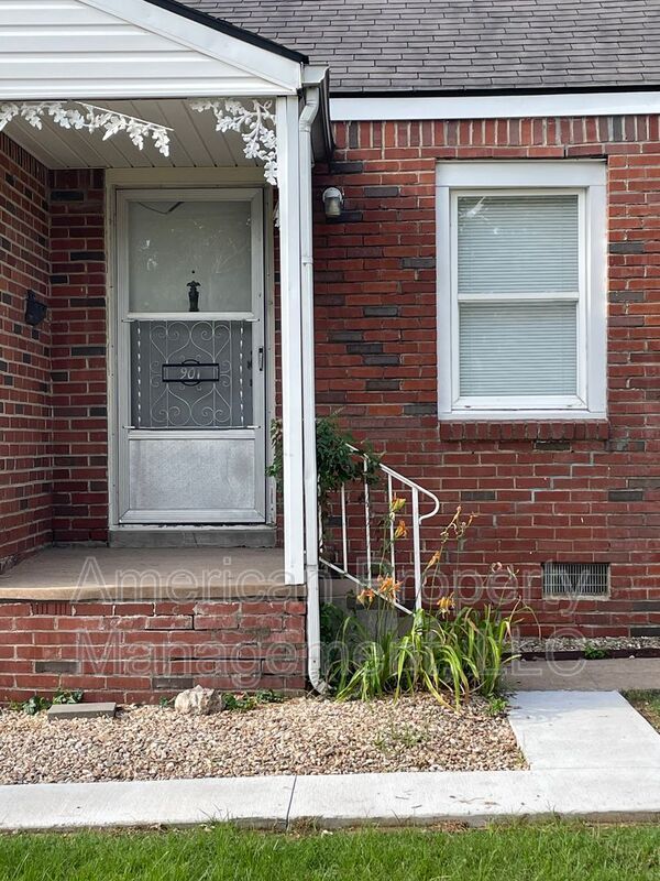 Building Photo - 901 S Erie Ave