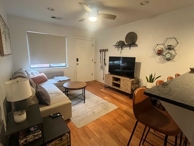 Foto del edificio - 3327 Eliot St