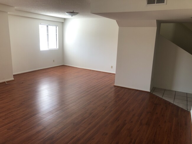 Living/Dining Room - 123 S Roosevelt Ave