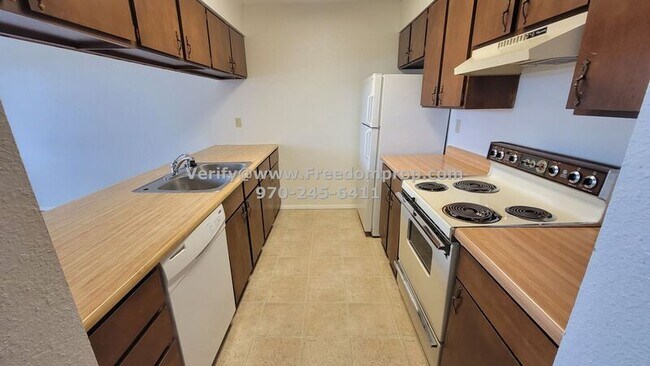 Building Photo - 834 E Cedar Ct