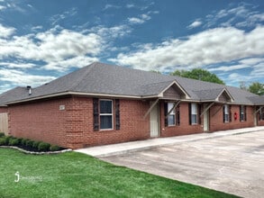 Building Photo - 103 N Oak St