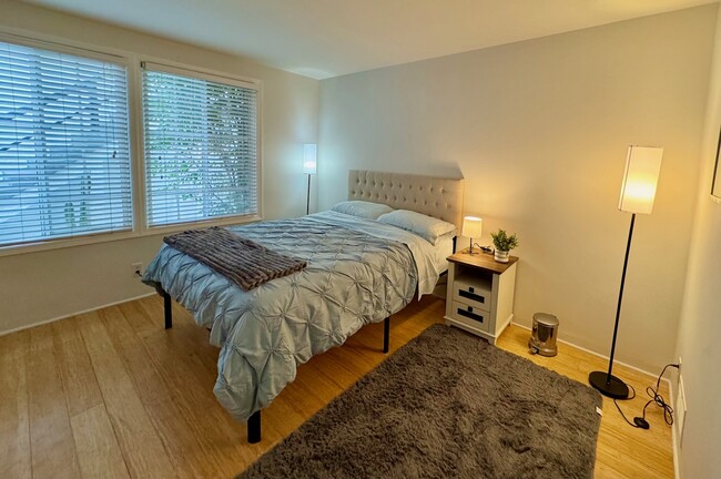 Master bedroom - 1320 S Beverly Glen Blvd