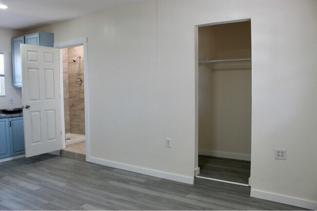 Foto del edificio - 22144 Laramore Ave