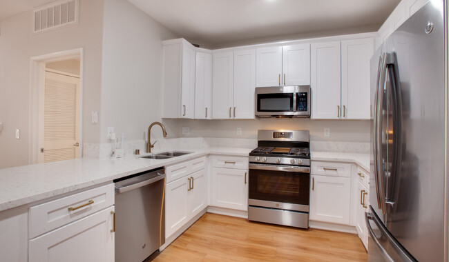 Large kitchens with ample cabinet and countertop space - Palazzo East Apartments