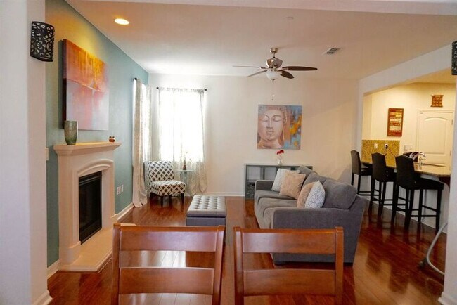 Building Photo - 239 W Santa Cruz Way