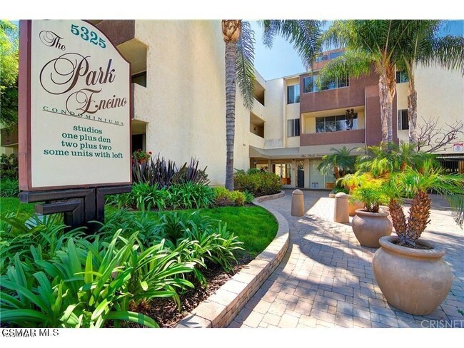 Foto del edificio - 5325 Newcastle Ave