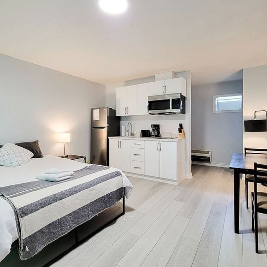 Building Photo - Bachelor Unit for Rent
