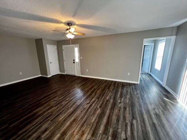 Building Photo - 2 bedroom in charming Downtown Greer Area!
