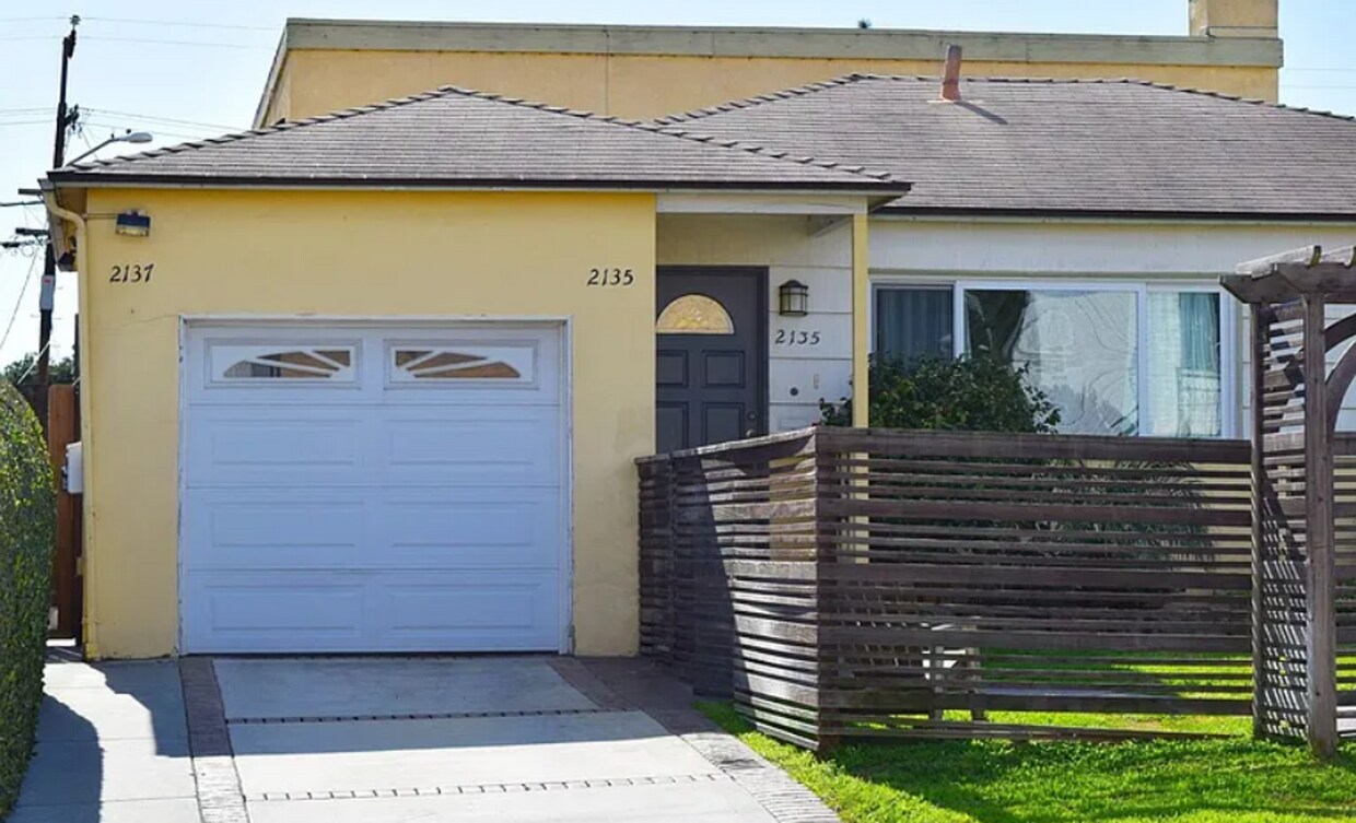 Foto principal - 2BD/1BA Two-Story Apt in Pacific Beach wit...