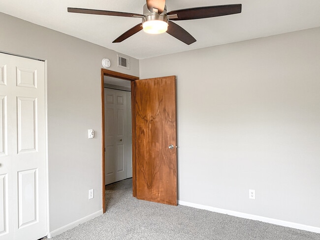 Building Photo - Windsor Chateau Apartments