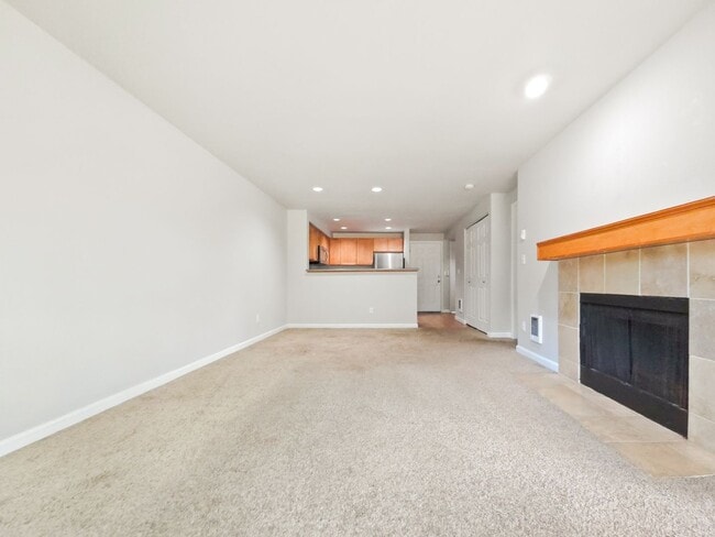 Building Photo - Updated 2BR Condo with Pool, Clubhouse & P...