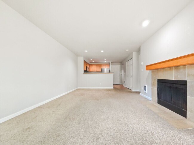 Foto del edificio - Updated 2BR Condo with Pool, Clubhouse & P...