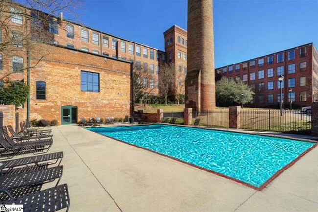 Foto del edificio - 400 Mills Ave