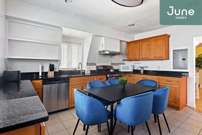 Building Photo - ROOM ONLY in 6-bed/2.0-bath Home