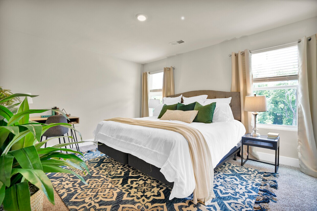 Master bedroom. Kind bed. - 842 Thread Way