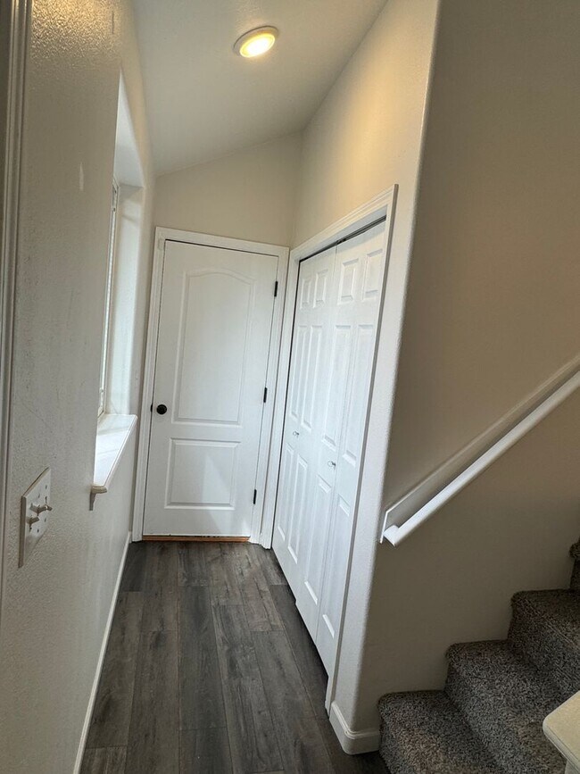 Building Photo - Cute Townhouse Style Duplex in NW Redmond