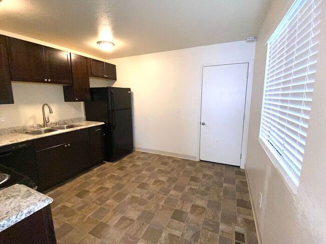 Building Photo - Reno Duplex - Pet Friendly, Garage, Dishwa...