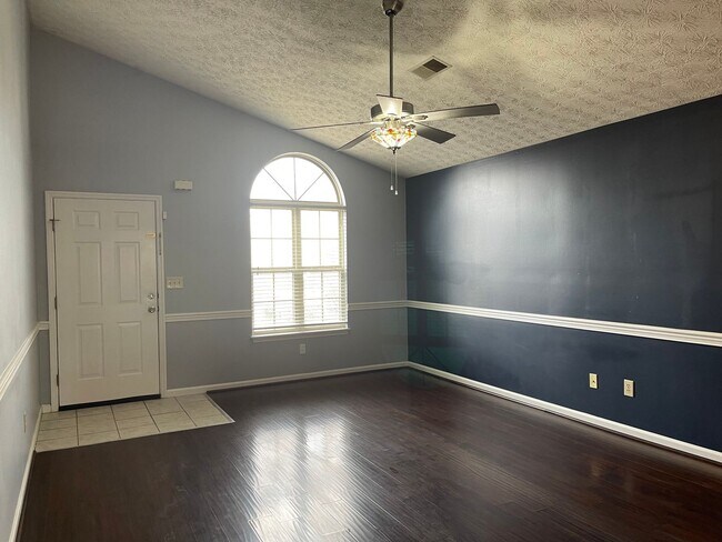 Foto del edificio - COMING SOON! Lovely Single Family Home; 3 ...