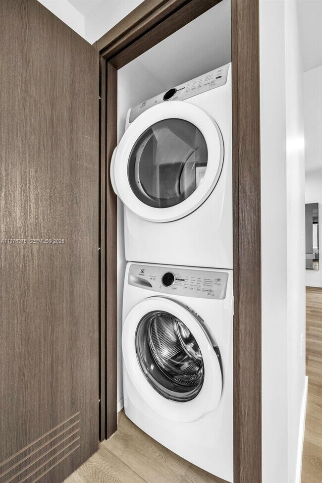 Foto del edificio - 398 NE 5th St