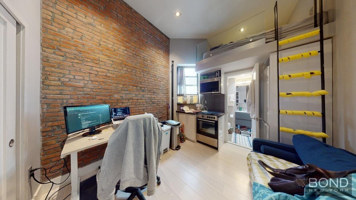 Primary Photo - 358 W 51st St