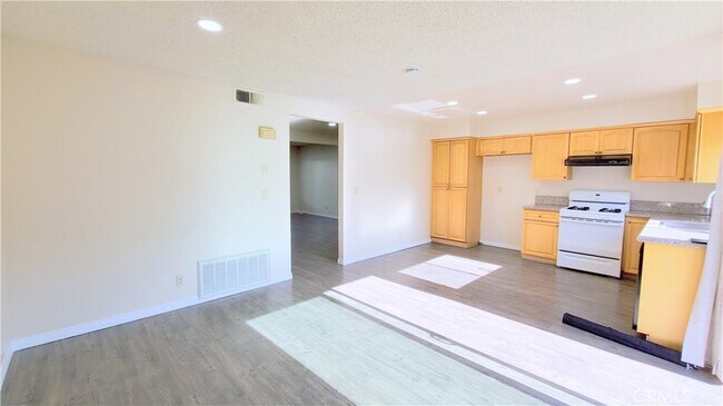 Foto del edificio - 719 Briarwood Ln