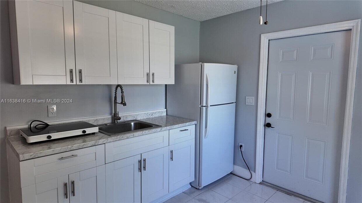 Foto principal - 18901 NW 77th Ct