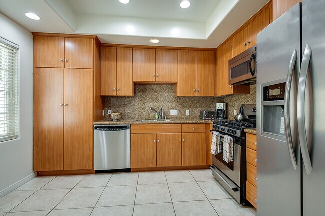 Kitchen - 851 N San Vicente Blvd