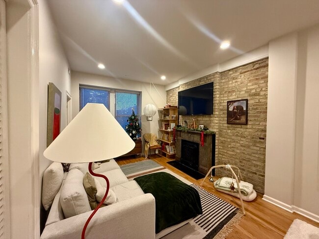 Building Photo - 1903 N Sheffield Ave