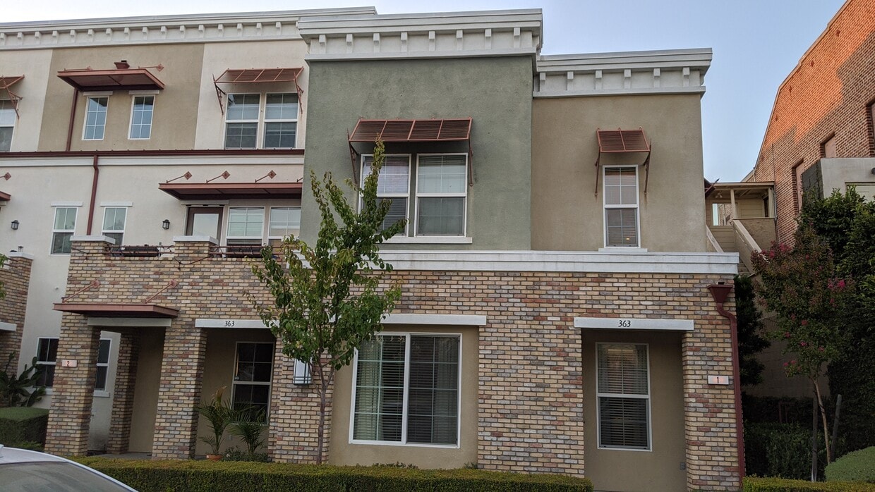 363 Arden Ave, Glendale, CA 91203 Condo for Rent in Glendale, CA